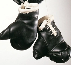 Boksehansker i sort skinnimitasjon Pynt opp i kjøretøyet med boksehansker