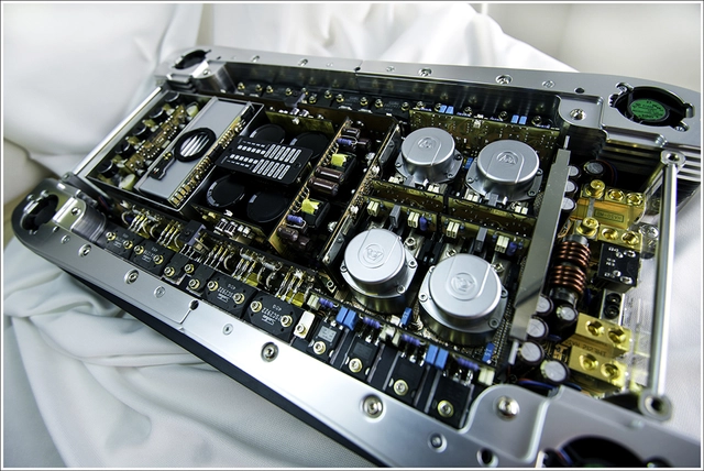 Audison Thesis HV VENTI 1600W RMS @ 4ohm i Hi-Power! 