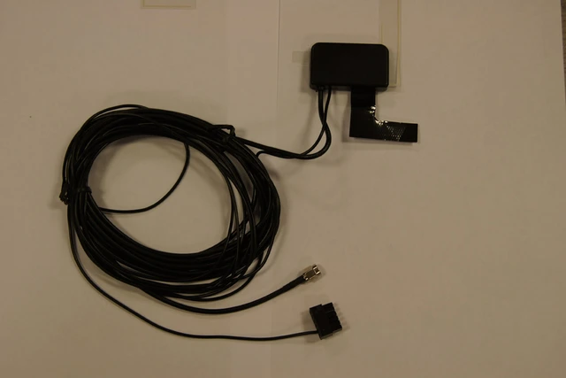 Connects2 AutoDAB tilbehør - SMA DAB-antenne for montering på glassrute 