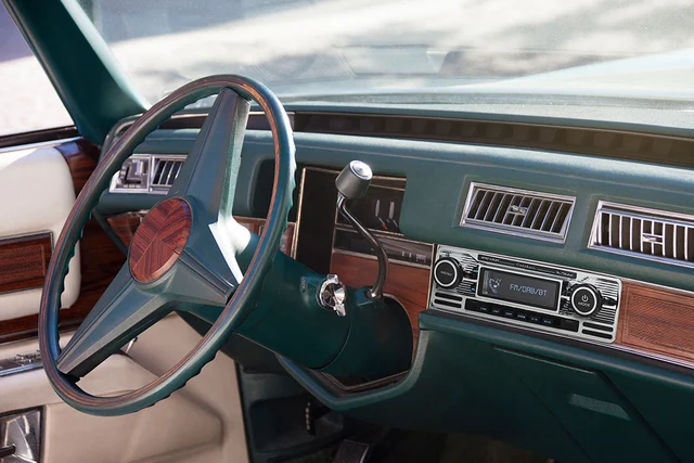 Caliber DAB+/USB/SD/BT  hovedenhet DAB+ spiller med sort krom retro look! 