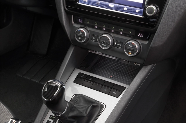 inbay Integrert Qi ladeplate (10W) Skoda Octavia (2013 - 2020) 