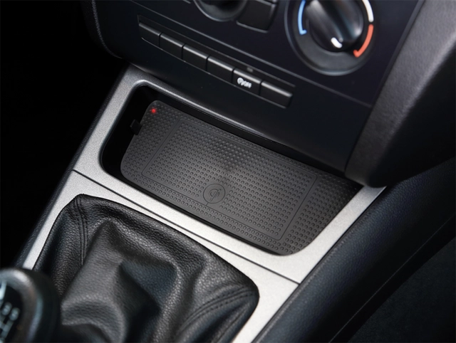 inbay Integrert Qi ladeplate (10W) BMW 1-Serie (2004 - 2011) 