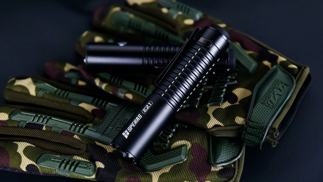 Speras E21 lommelykt i titanium legering 2000lm / 322 meter kastelengde 