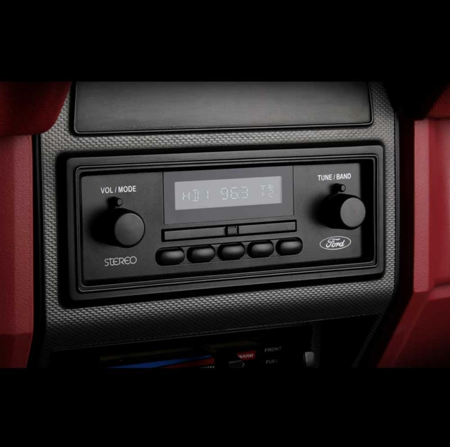 RetroSound Dallas radio DAB/AUX Til Ford F-serie/Bronco (1985 - 1986) 