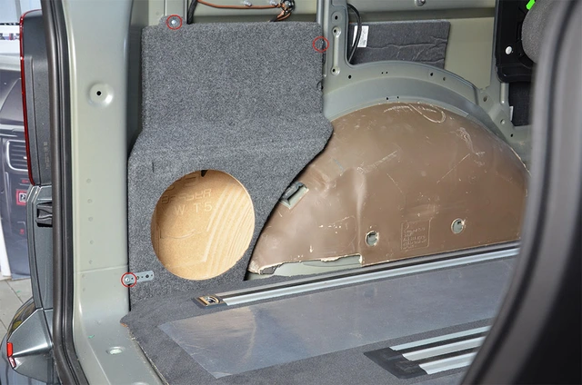 ConnectED Bilspesifikk basskasse 10" VW Caravelle/Multiv. (2009-2015) Venstre 